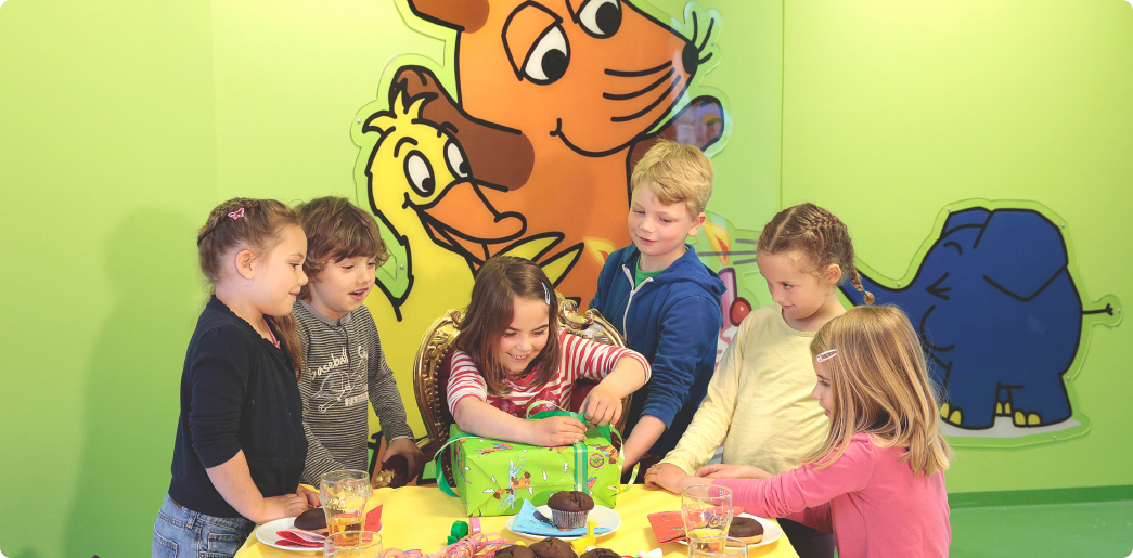 Ravensburger Spieleland_Besuch planen_Geburtstagsparty_Kinder mit Geschenk